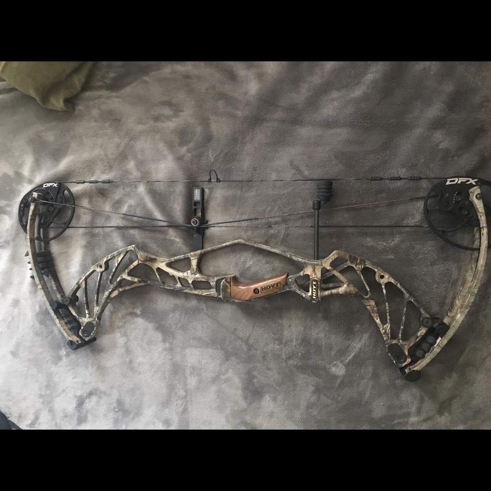 Hoyt Defiant 65 lbs draw compound bow.